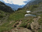 86 In discesa dalla diga del Lago del Diavolo verso il Rif. Longo